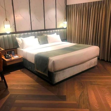 The International By Tunga Hotell Mumbai Exteriör bild