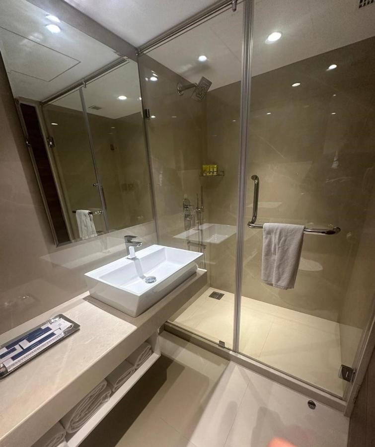 The International By Tunga Hotell Mumbai Exteriör bild