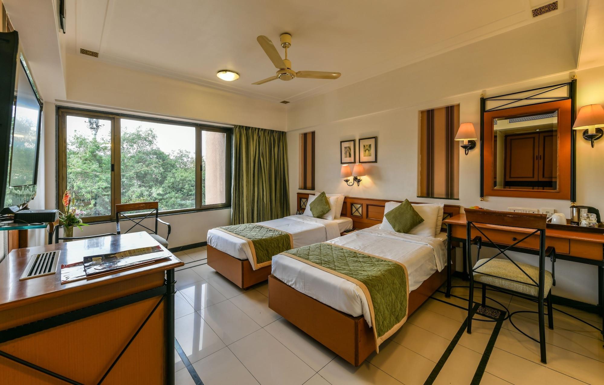 The International By Tunga Hotell Mumbai Exteriör bild