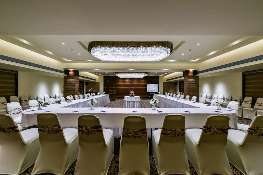 The International By Tunga Hotell Mumbai Exteriör bild