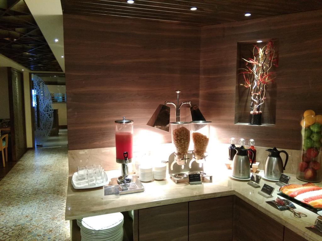 The International By Tunga Hotell Mumbai Exteriör bild