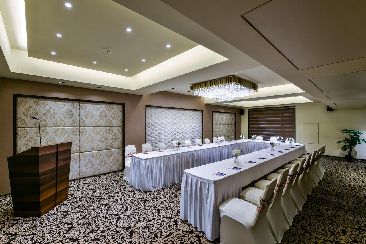 The International By Tunga Hotell Mumbai Exteriör bild