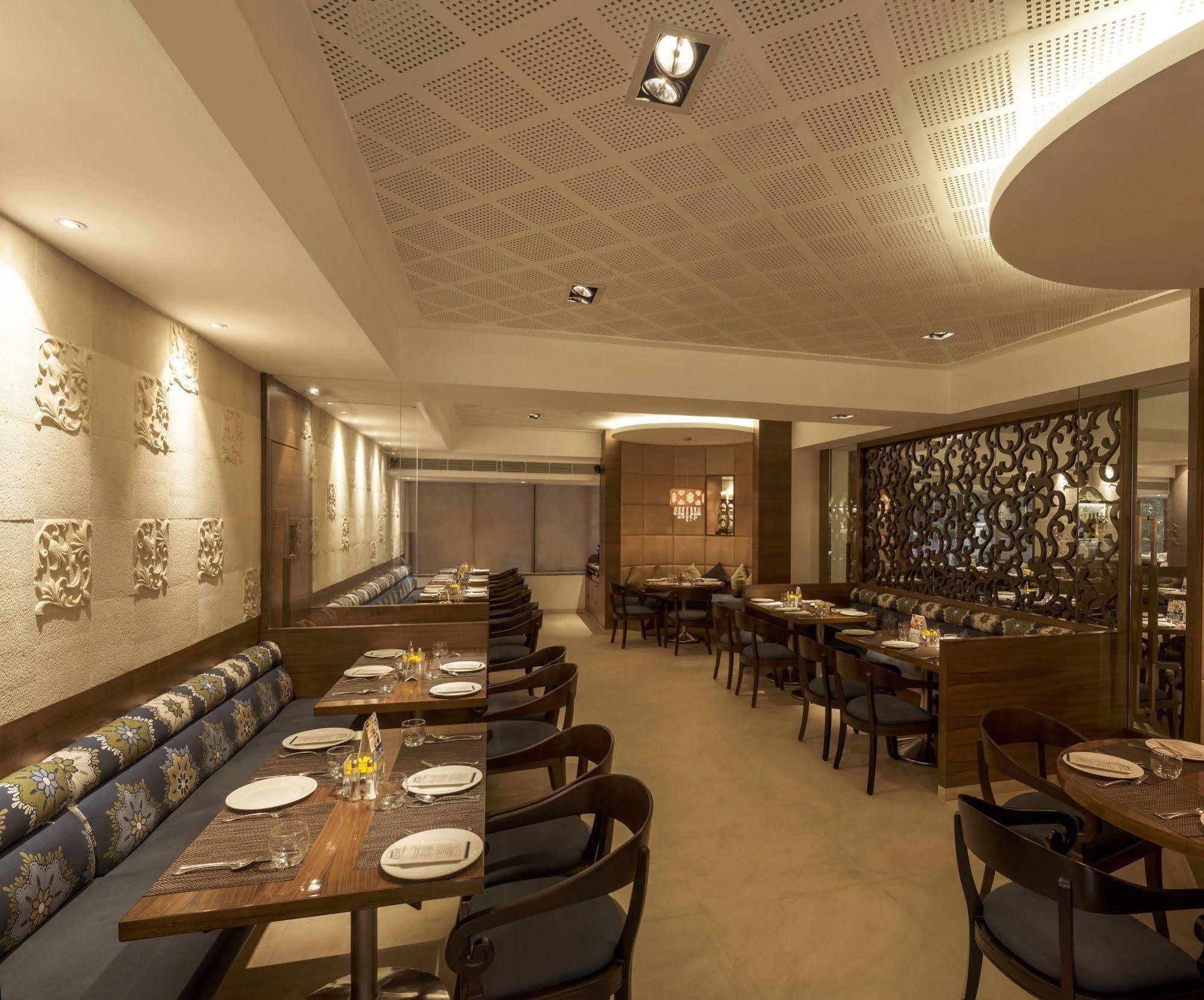 The International By Tunga Hotell Mumbai Exteriör bild