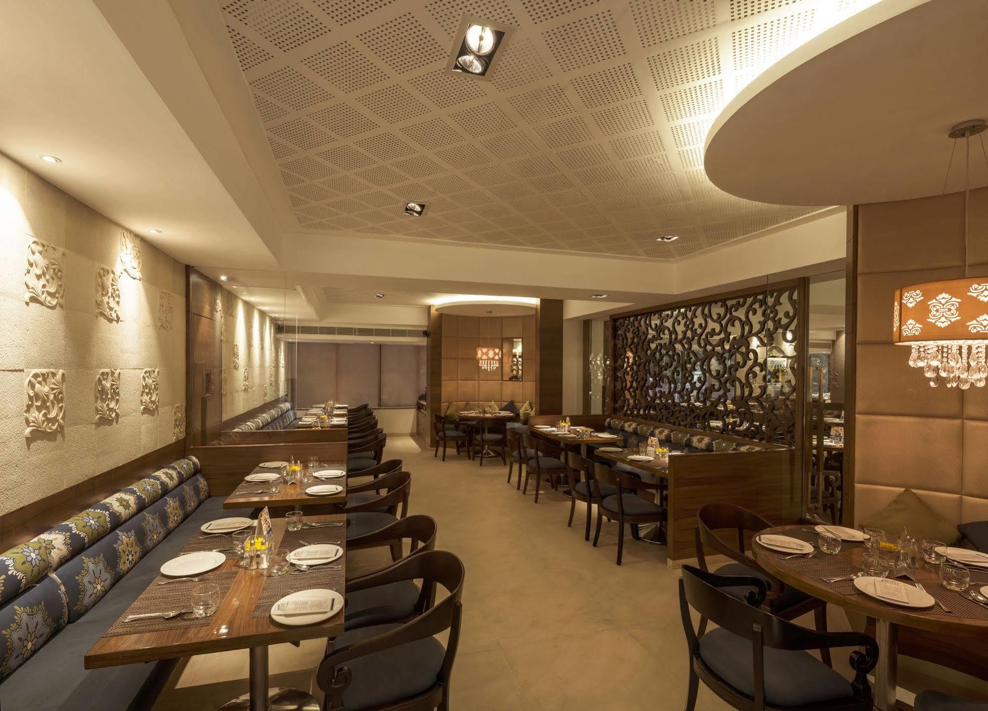 The International By Tunga Hotell Mumbai Exteriör bild