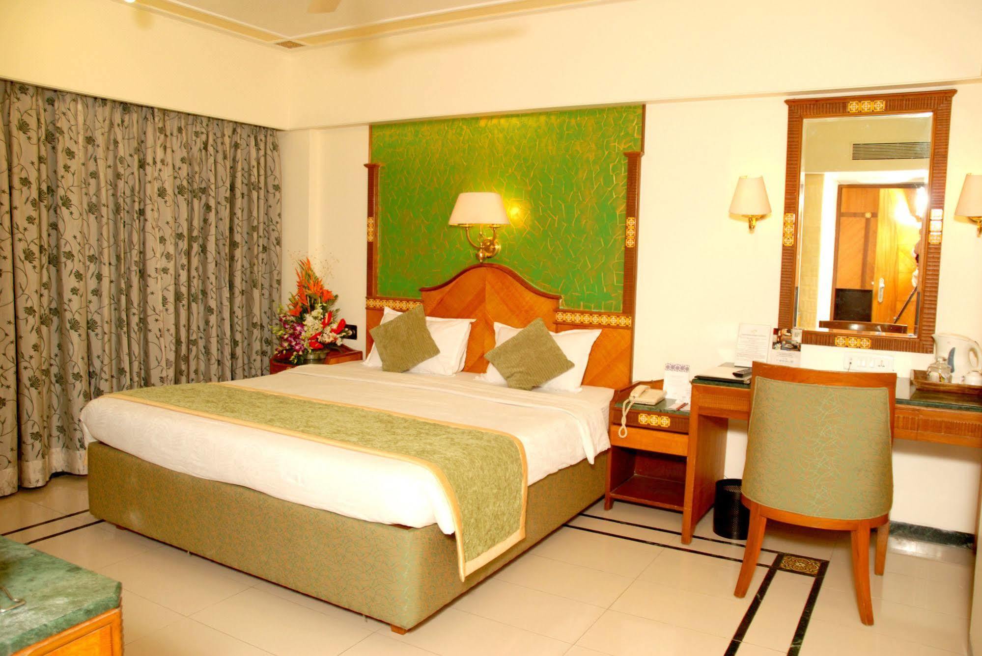 The International By Tunga Hotell Mumbai Exteriör bild